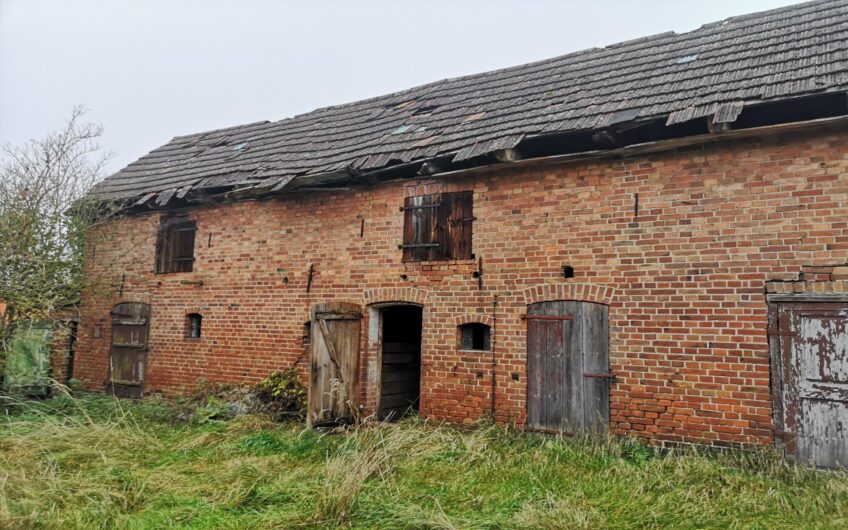 Mały domek, budynki gospodarcze nad Zalewem Szczecińskim